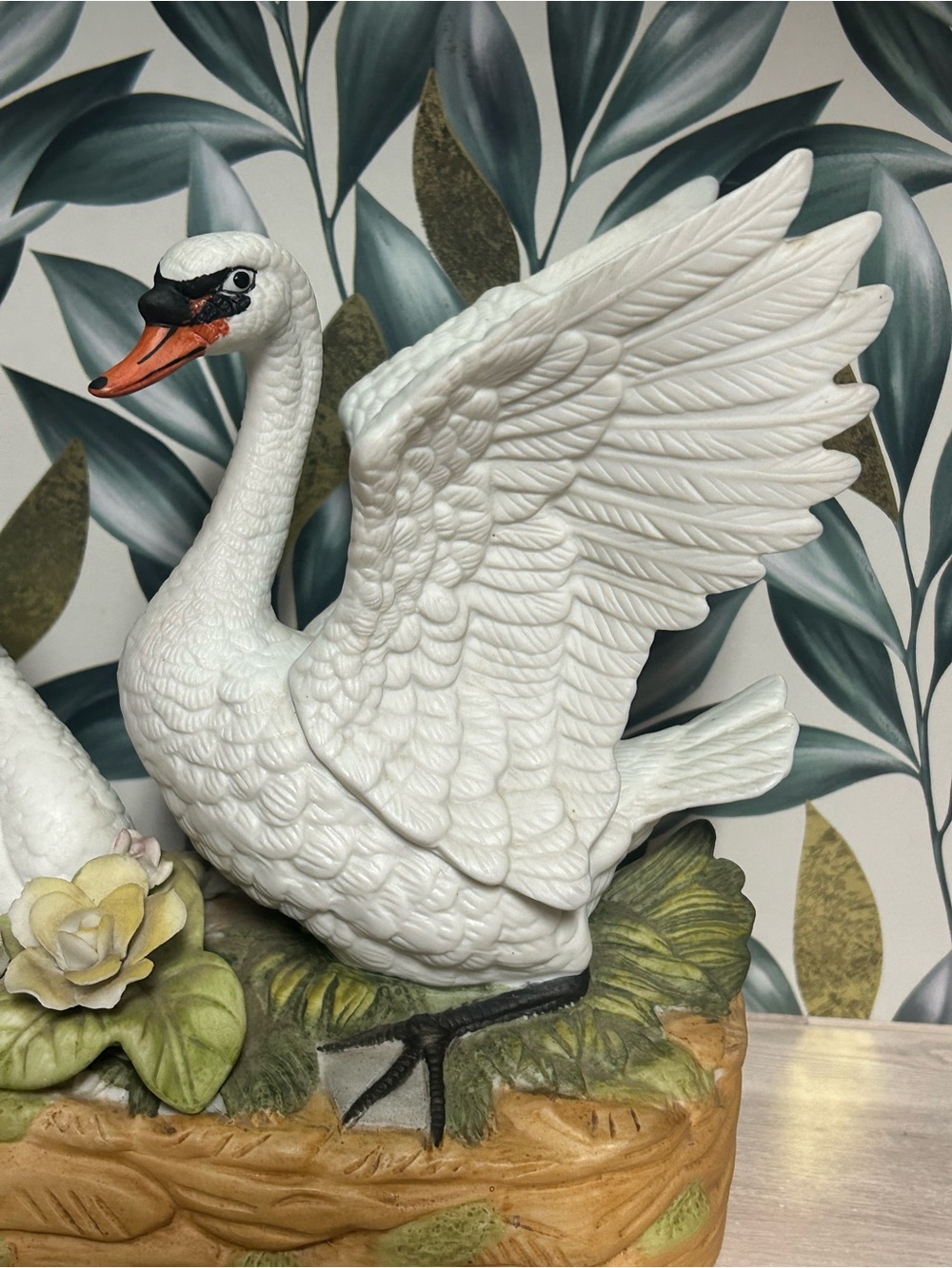 Vintage Wellington Collection Porcelain Swan Music Box Figurine - Picture 6 of 11